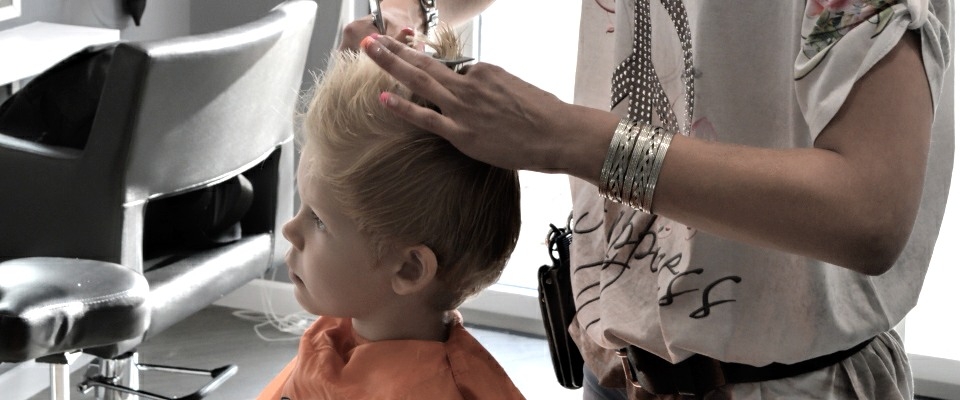 het knippen van een kind bij de kapper